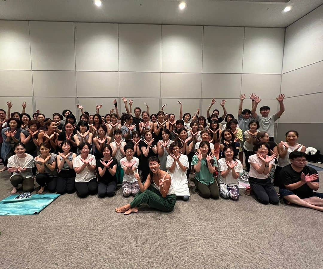 渋木さやかのインスタグラム：「ヨガフェスタ2023年 登壇した話。 @yogafestjp   今振り返ると「楽しかったなぁ」というひと言につきます。そして、来てくださった方たちには感謝の気持ちでいっぱいです。なんせ、ヨガフェス対面クラスは4年ぶり🥹スタッフの皆様も念願でしたよね✨  今年はドングリと2人でインド🇮🇳も行って初心を思い出すべく「シヴァーナンダヨガ」を学びに行ったこともあり、熱い気持ちを込めたクラスが出来た気がしています🔥  参加者全員にSupportしてくださったお土産は @kagome_jp の3種類。 皆さんが笑顔になれる美味しさをお伝えするお手伝い出来て光栄でした。  今回、アシスタントを務めてくれた3人もほんとうにありがとう✨✨  とても心強かったです😭 さきちゃん、ロッソさん、みかちゃんbalanced.Boxメンバーの皆さんありがとう！  @mika_baby_yoga @sk_mczk @rossoyoga   また会いましょうね♡  ———————  シヴァーナンダヨガをもっと基礎から知りたいという方用のWS近々やります↓  ⚫︎10/7 (Sat) 15:30-16:45 at 湘南Tサイト ヨガWS「はじめてのシヴァーナンダヨガ」を開催します。 今月号にも4P取していただいたのですがその世界観もこちらのPop Upで是非体験してみてくださいね！ @yogis_editorialteam_lotus8   お申込みはプロフィールLink🔗から出来るようにしときます。  /////////:::::」