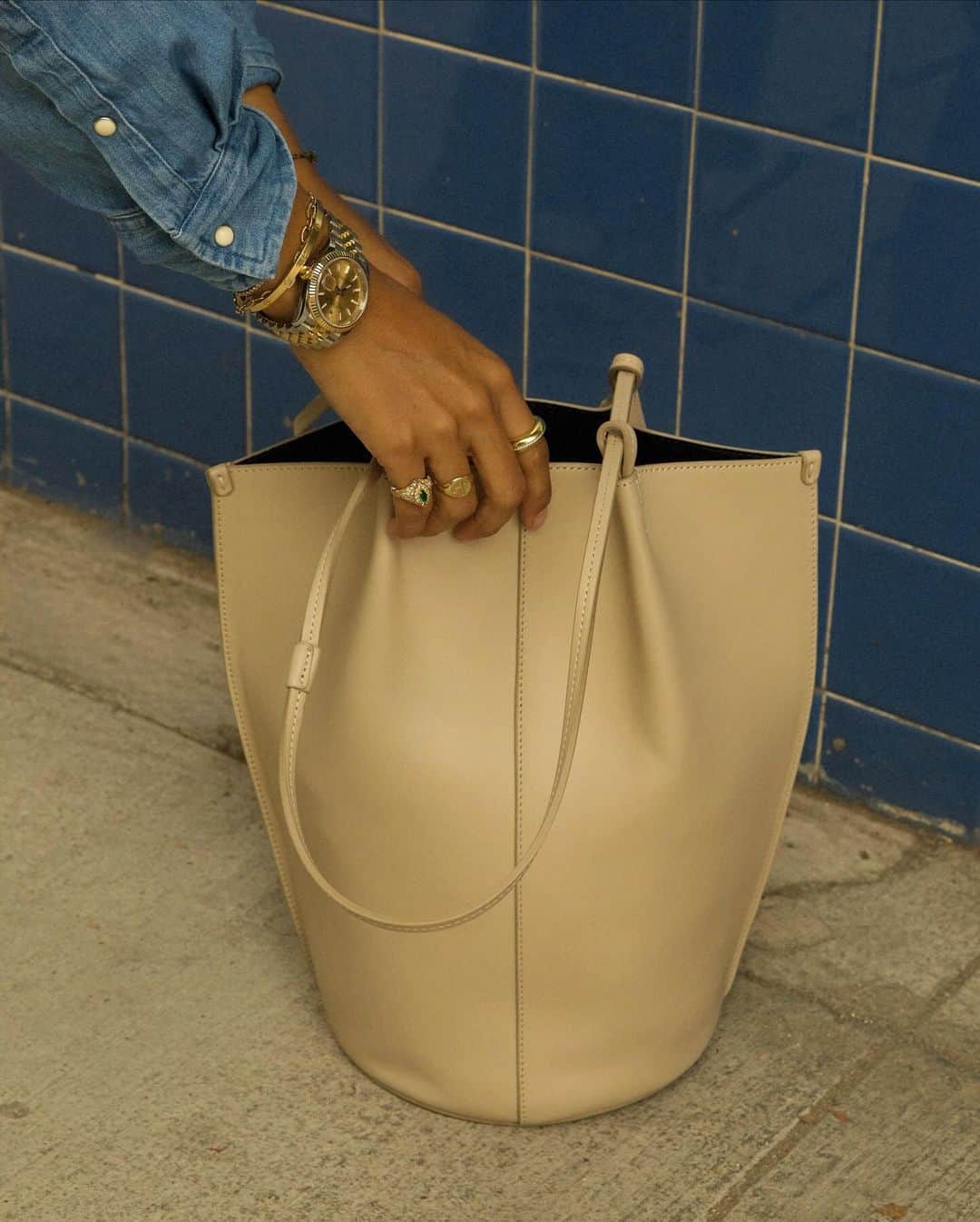 ジュリー・サリニャーナさんのインスタグラム写真 - (ジュリー・サリニャーナInstagram)「Fall in LA wearing my new Romie bag from @sezane 💙 #sezane #sezanelovers」10月1日 1時17分 - sincerelyjules