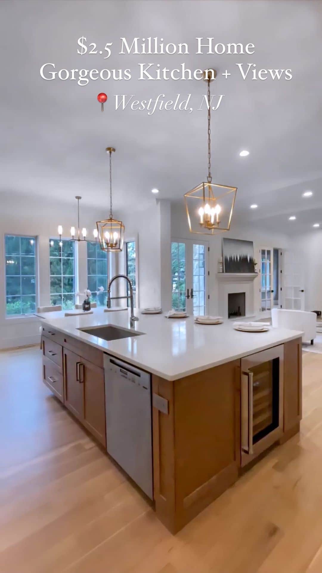 ジェセニア・バイスのインスタグラム：「I just can’t get enough of this gorgeous kitchen & its views 🥹😍 NEW LISTING 📧 jessenia@signaturerealtynj.com   Nestled in the heart of Wychwood Manor, this BRAND NEW breathtaking custom built construction redefines luxury living! Every detail showcases a commitment to craftsmanship, elegance, and modernity. Boasting 6 spacious BRs/6.5 meticulously designed baths, this home offers an unparalleled living experience that blends sophistication w/comfort. Step inside !」
