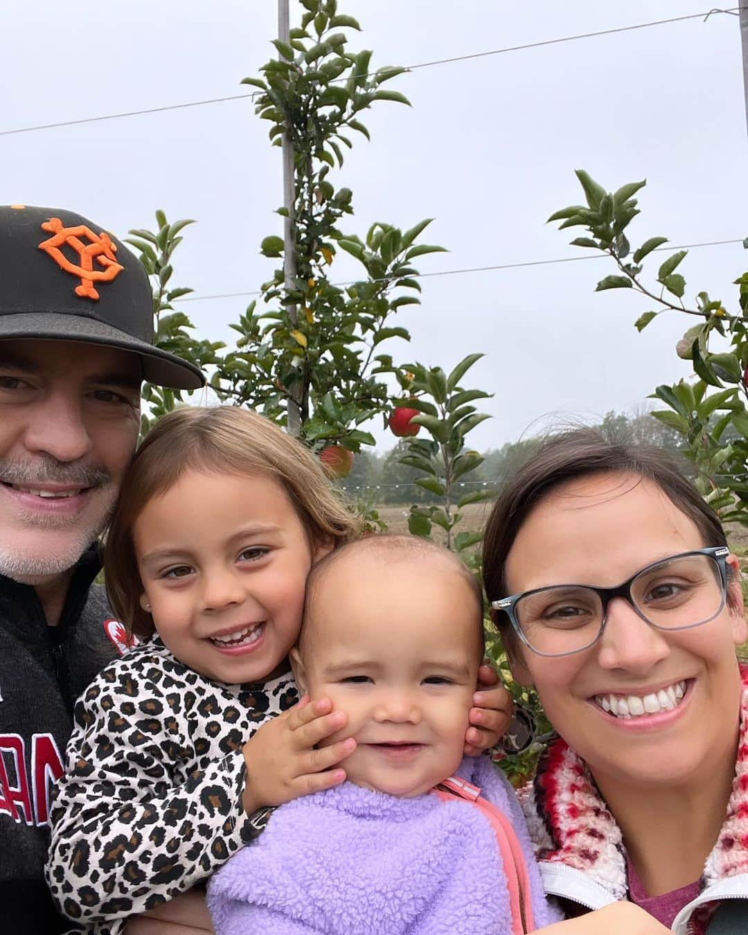 メーガン・デュアメルのインスタグラム：「Apple picking 🍎   Corn box playing 🌽   Great fall morning 🍂   @richardsonsfarmandmarket   #applepicking」