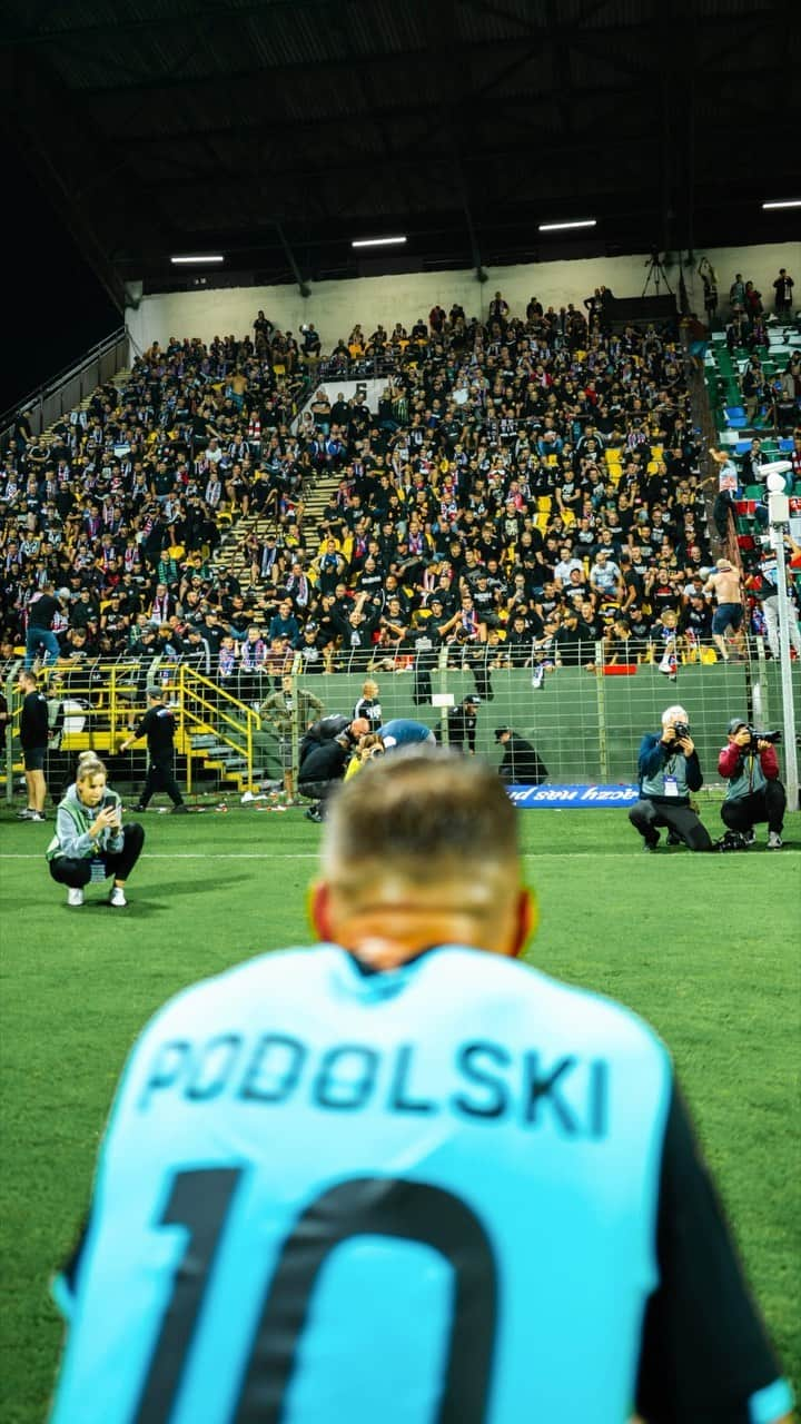 ルーカス・ポドルスキのインスタグラム：「On fire 🔥 @gornikzabrzesa 💪🏻 #torcida #LP10 #fans 🎥 @zabination」