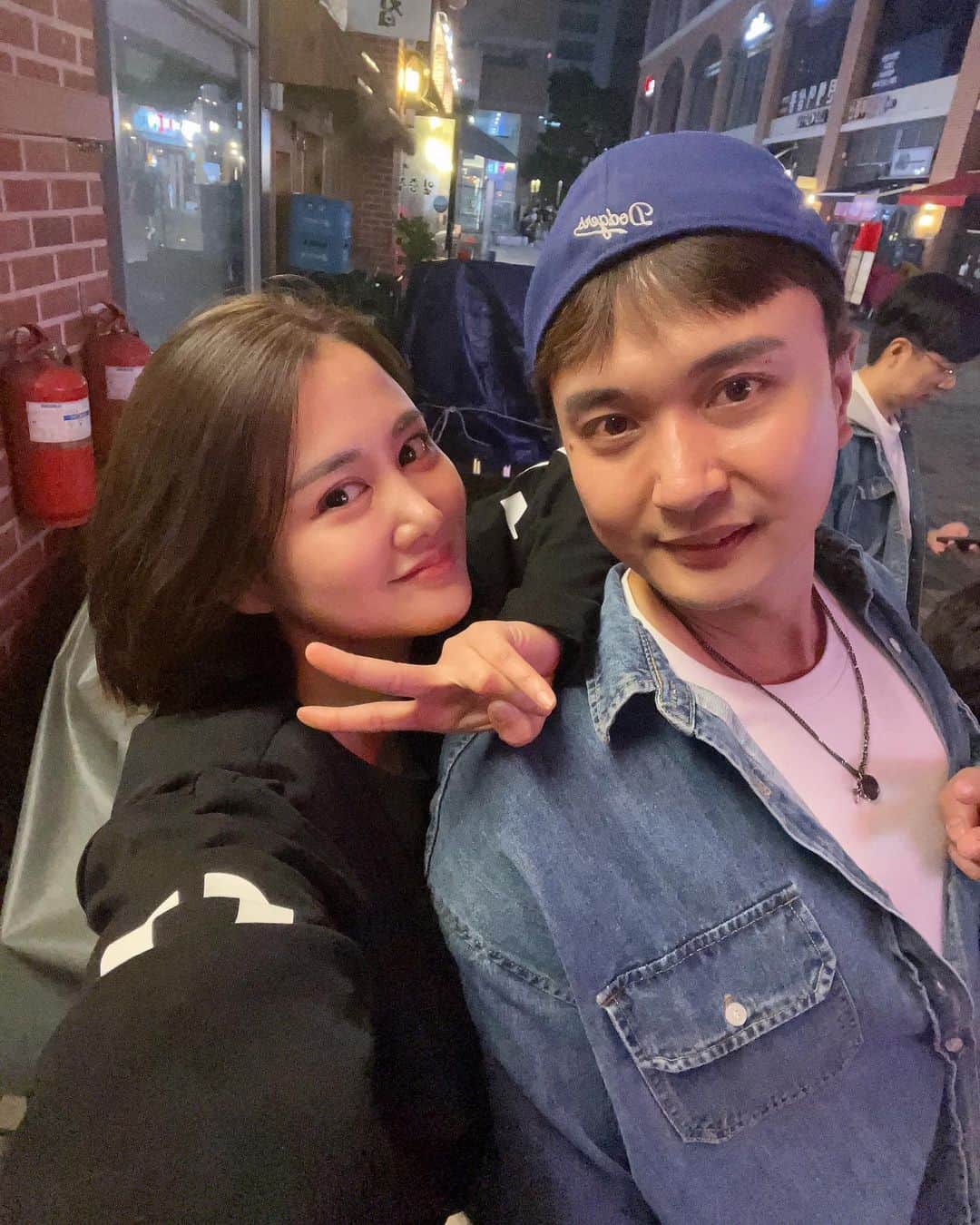 パク・シヒュンのインスタグラム：「그래 너는 1번 잘나왔다해서 특별히 더 잘난 내가 양보 하디머😏 @byeonjusik     #24년지기❤️  나의 남자 사람친구  #오늘의명언 #t발너c야」