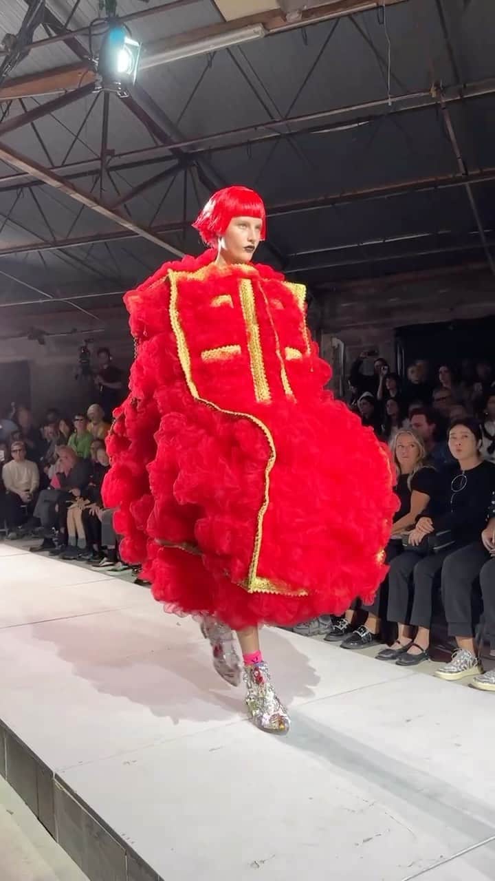 のインスタグラム：「@commedesgarcons nunca deja a nadie indiferente. La firma de Rei Kawakubo ha presentado en #parisfashionweek su colección (a todo color) de primavera 2024 🖤」