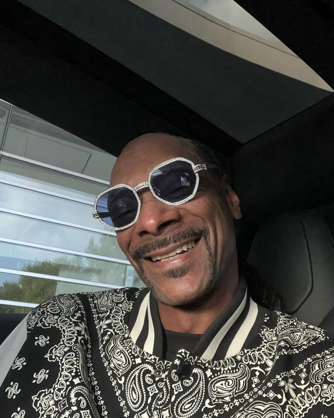 スヌープ・ドッグのインスタグラム：「Smile you still here 🙏🏽🐾」