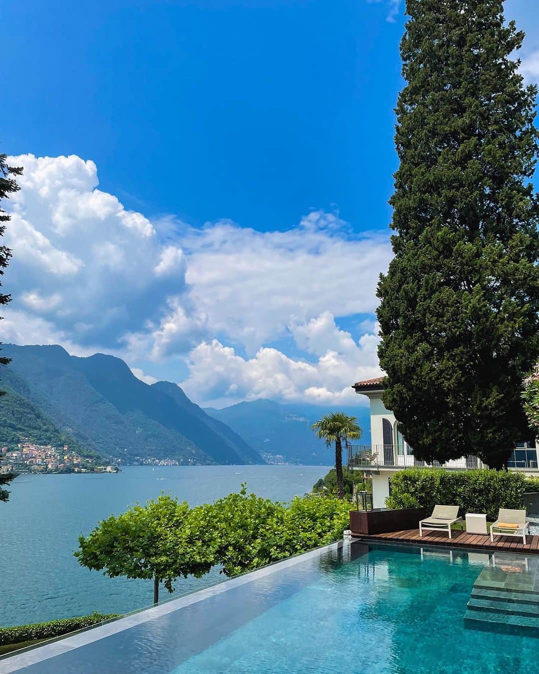 BEAUTIFUL HOTELSさんのインスタグラム写真 - (BEAUTIFUL HOTELSInstagram)「@valeriastva unveils the enchanting beauty of Villa Làrio in Italy! 🏡 The beautiful area of Lake Como, known for its stunning backdrop in many movies, is also where Villa Làrio stands tall. ✨ Plus, it's been nominated for the prestigious 2023 Condé Nast Traveller Reader’s Choice Award! 🏆  📽 @valeriastva 📍 @villalario, Pognana Lario, Italy」10月1日 1時42分 - beautifulhotels