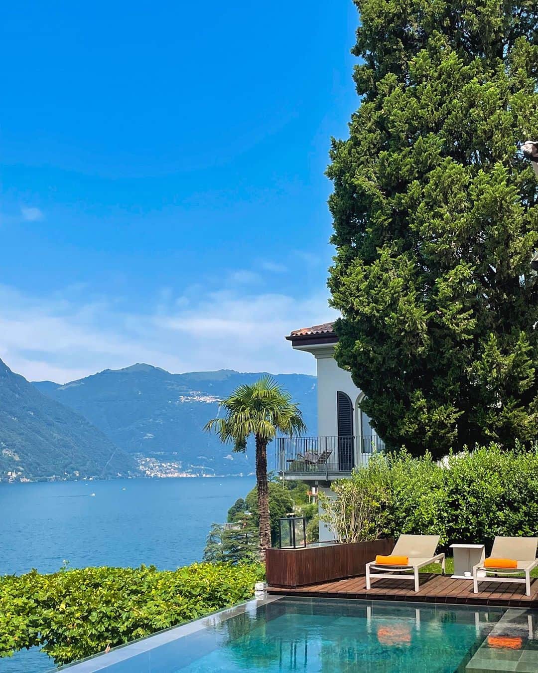 BEAUTIFUL HOTELSのインスタグラム：「@valeriastva unveils the enchanting beauty of Villa Làrio in Italy! 🏡 The beautiful area of Lake Como, known for its stunning backdrop in many movies, is also where Villa Làrio stands tall. ✨ Plus, it's been nominated for the prestigious 2023 Condé Nast Traveller Reader’s Choice Award! 🏆  📽 @valeriastva 📍 @villalario, Pognana Lario, Italy」