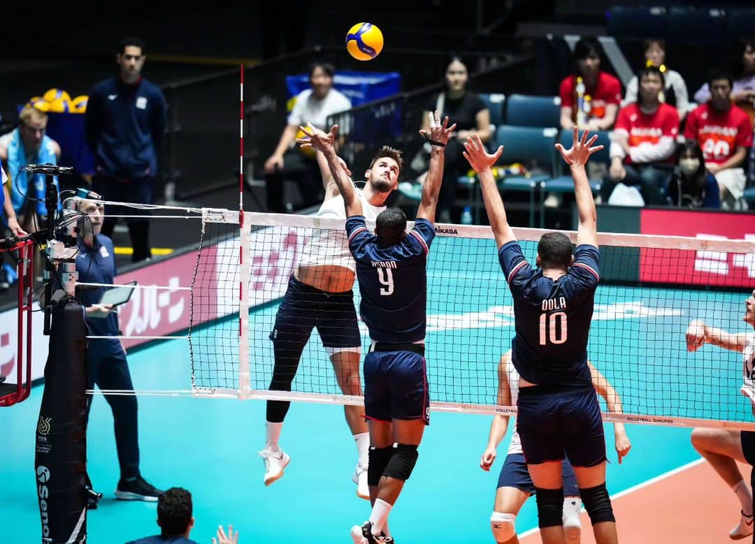 USA Volleyballさんのインスタグラム写真 - (USA VolleyballInstagram)「ICYMI The U.S. Men 🇺🇸💪 took a strong first step on the Road to Paris with a 🧹 sweep (25-20, 25-16, 25-19) of Egypt 🇪🇬 on Saturday at the Olympic Qualifier in Tokyo.  Story and stats at 🔗  in our bio」10月1日 1時46分 - usavolleyball