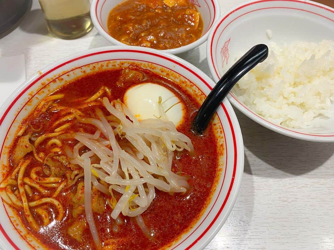 AYASAさんのインスタグラム写真 - (AYASAInstagram)「🍜🔥 〜消滅した赤を取り戻せキャンペーン中〜 赤の補充その④  前作から少しお日にち空いてしまいましたが、もう少し赤を補充したいのでこのまま無理矢理続行します🔥  こちらは昨年11月に食したらしい中本さん。 なんと昨年は10月がノー中本だった模様。 少々荒ぶっておられる麺と見切れるお酢が可愛いですね❤️‍🔥 ・ 🍜 #北極 #北極ラーメン  #すぺちょう (#スペシャル超硬麺 ) #レディースセット  ・ ・ #蒙古タンメン中本 #中本 #健康第一激辛党 #横列３つ赤いの揃えるの好き #みんなの赤いのへのコメント見るの楽しい #赤の補充が間に合ってない」10月1日 1時50分 - ayasa_doya