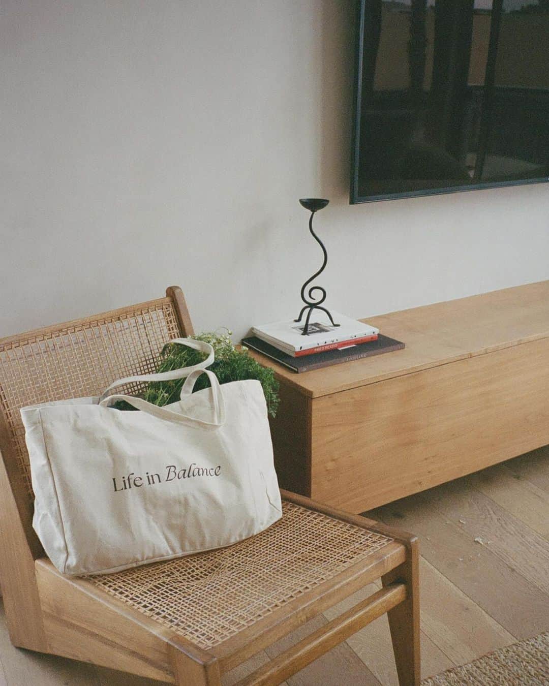 サンヌ・ヴロートのインスタグラム：「Weekend plans include the farmers market using my favorite tote! You guys I use this bag every single day! 🥦🥬🥕🍓  It’s available on our shop along with the yoga mat! Link in bio. x」