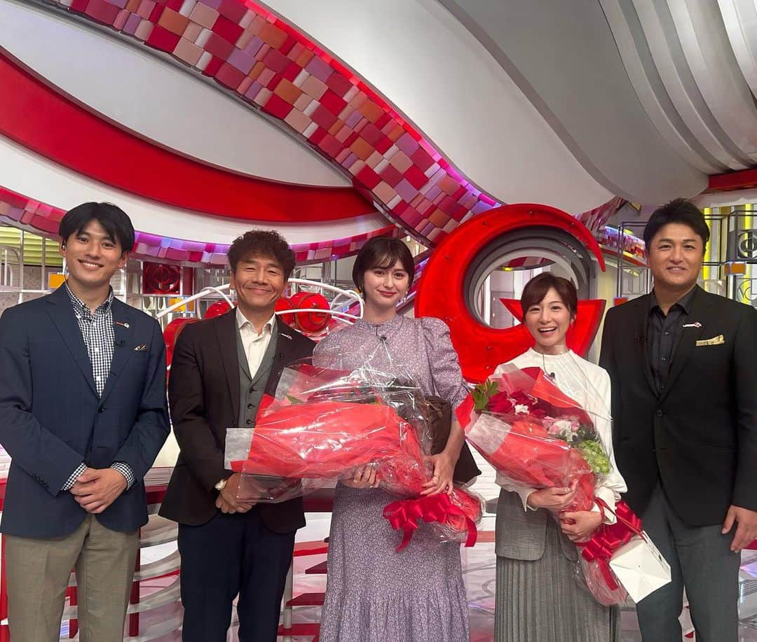 日本テレビ「Going!Sports&News」さんのインスタグラム写真 - (日本テレビ「Going!Sports&News」Instagram)「◼️おふたりが #Going 卒業🌸◼️ ⁡ 今夜9/30(土)の放送をもって Goingバスケットボールサポーター #菜波 さん 土曜日Going 担当 #市來玲奈 アナが 卒業されました👩‍🎓👩‍🎓 ⁡ 菜波さんは1年間かけて 番組と一緒にバスケットボール🏀を盛り上げてくれました🧡 ⁡ 市來アナは初回キレッキレのダンスで登場したのが印象的🤭あれから2年も経ったなんて…💃 ⁡ ⁡ 最後に集合写真📸 土曜日のGoingを支えてくださったおふたり ありがとうございました‼︎🌸 ⁡ ⁡ #Going #Goingファミリー #日本テレビ  #上田晋也 #菜波 #高橋由伸 #市來玲奈 #田辺大智 #杉原凛」10月1日 1時53分 - going_ntv