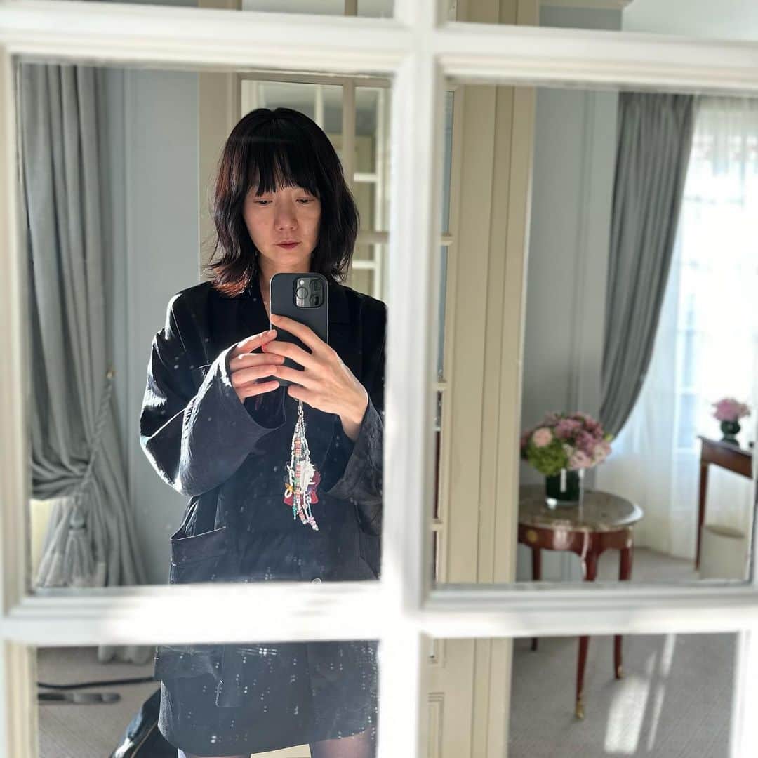 ペ・ドゥナのインスタグラム：「시차가 밀려오는 시간 셀카로 이겨내보자  @6397_news ✨🖤」