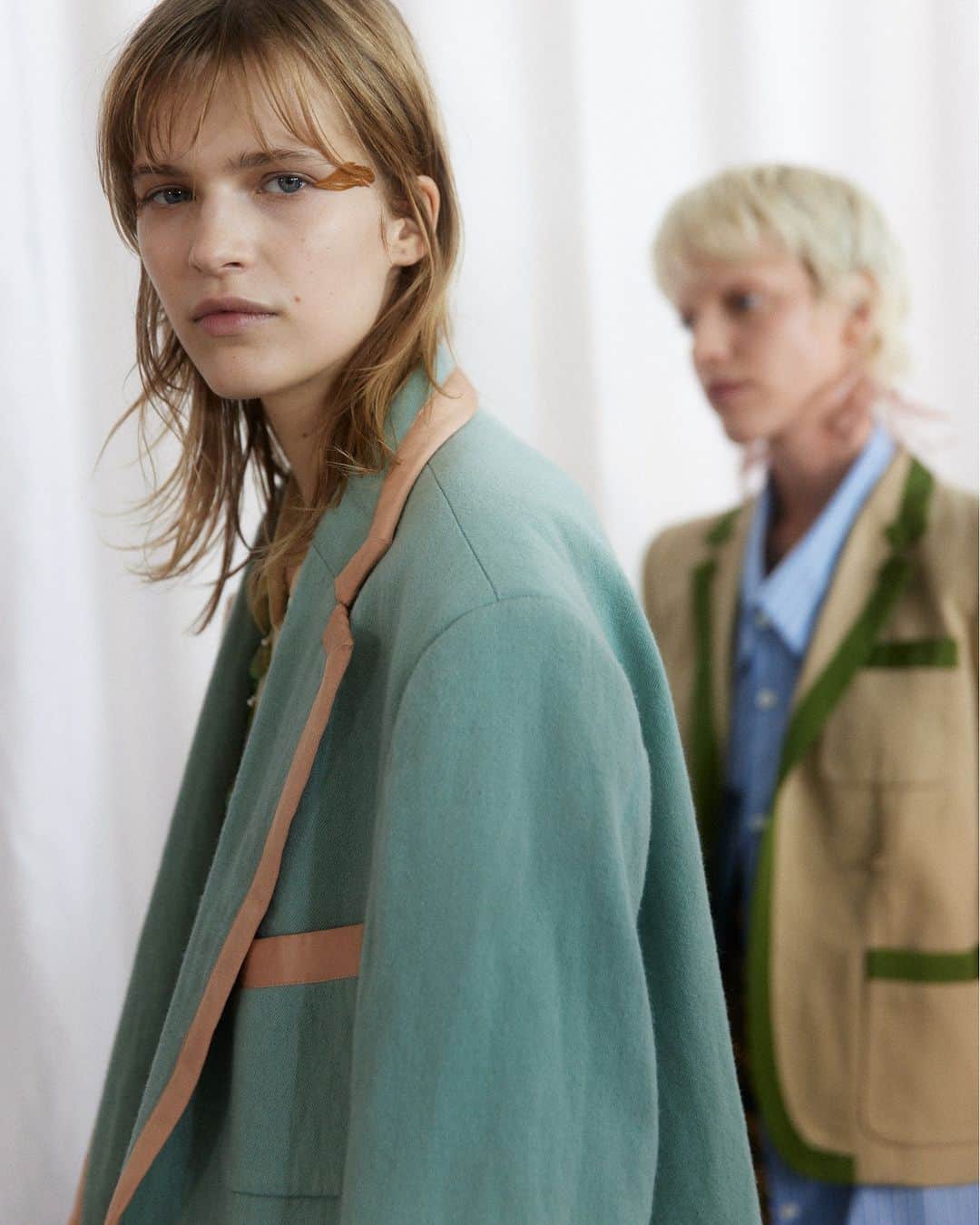 のインスタグラム：「WOMEN SPRING SUMMER 2024  Unfamiliar familiar.  The collection explores different stories and opposing sentiments coming together to find a common language.   Watch the full video on driesvannoten.com  #DriesVanNoten #DVNSS24 #PFW」