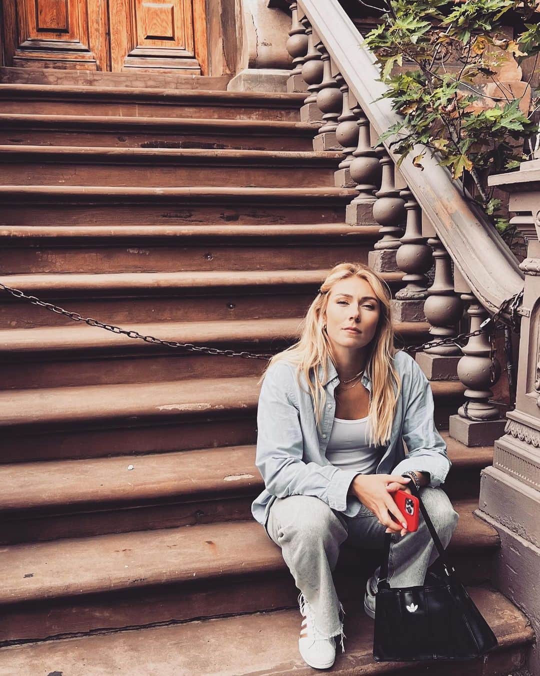 ミカエラ・シフリンのインスタグラム：「Sometimes you just need a good sit🐒」