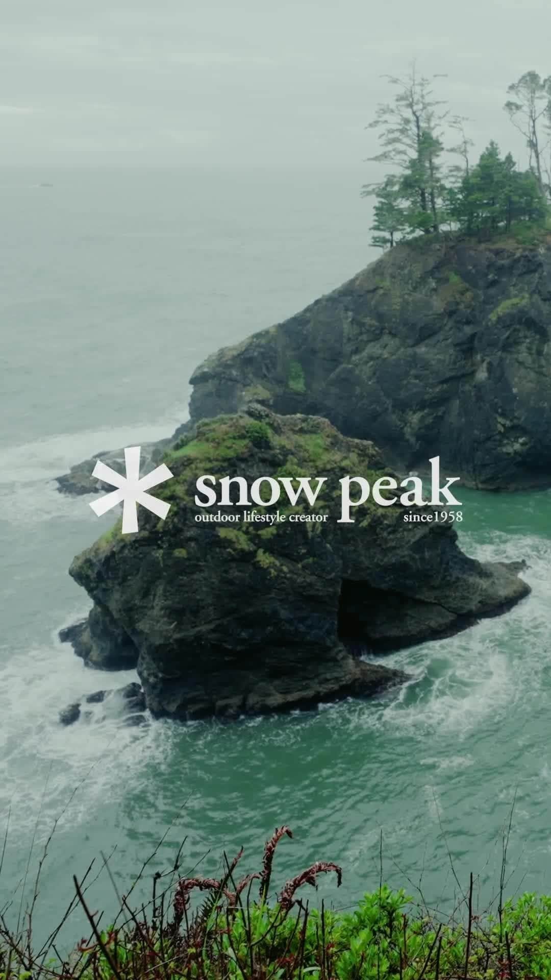 Snow Peak USAのインスタグラム：「See the Autumn Winter 2023 apparel collection in its element on a rainy hike along Oregon’s southern coastline. With insulated outerwear, water-resistant styles and the right accessories, unexpected showers don’t hinder connecting with nature.   #snowpeakusa #snowpeakapparel #outdoorapparel #oregoncoast #southernoregoncoast」