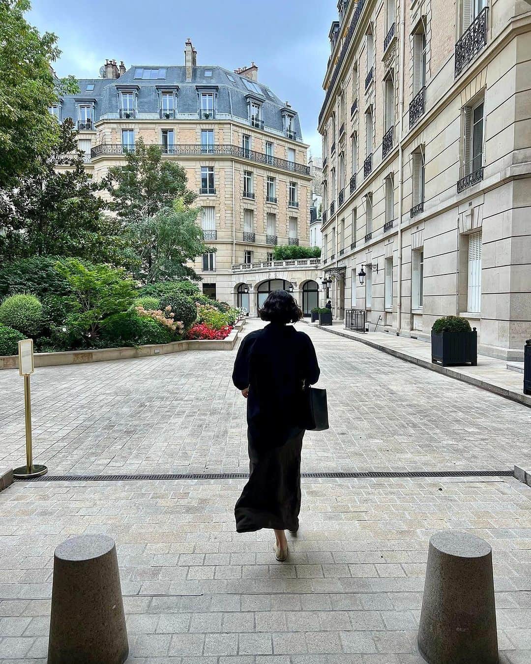 Fred Segalのインスタグラム：「Live from Paris Fashion Week — an exclusive behind-the-scenes look, and a few notes on trend from our women’s buying team, @ash_petrie and @shanitaa:  1. Flats, flats and more flats. Flat shoe fall is trending now, and isn’t going anywhere for spring. Expect to be living in those beat-around-town ballet flats next season.  2. Denim outerwear, but make it oversized. Grab that trench and suit up for fall.  3. Patterns, prints & texture. Grab that statement piece and don’t be afraid to wear it loudly.」