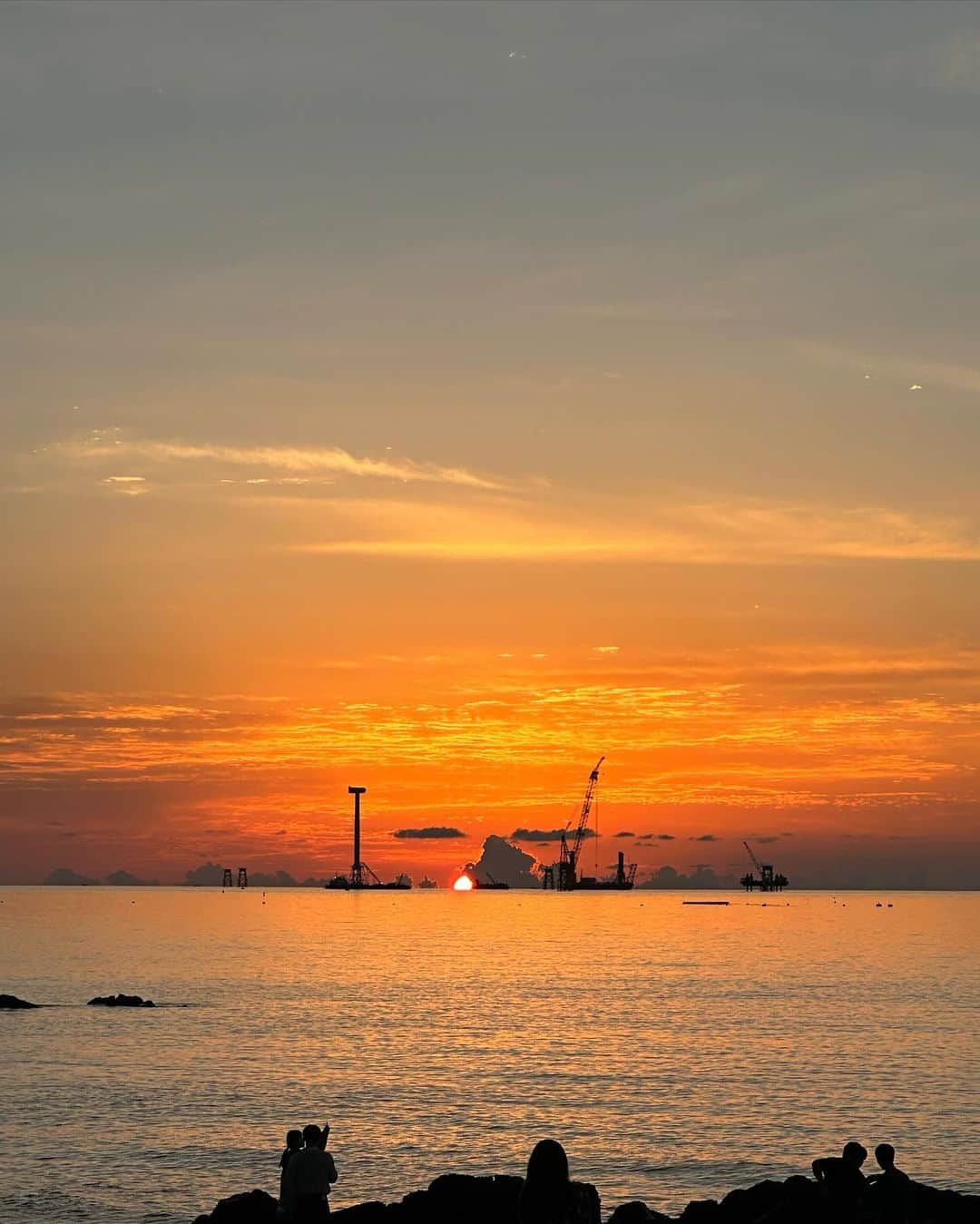 イ・ハウンのインスタグラム：「지나가다 말도 안되는 요 하늘 보려고 모여든 사람들 👩🏻‍🦰🌅 자연보면서 힐링하고 있는 사람들을 보고 있으면 또 힐링되고 그런다 근데 아베끄 콩고기 치즈버거랑 미트볼 파스타 정말 맛있움...... 진짜로........」