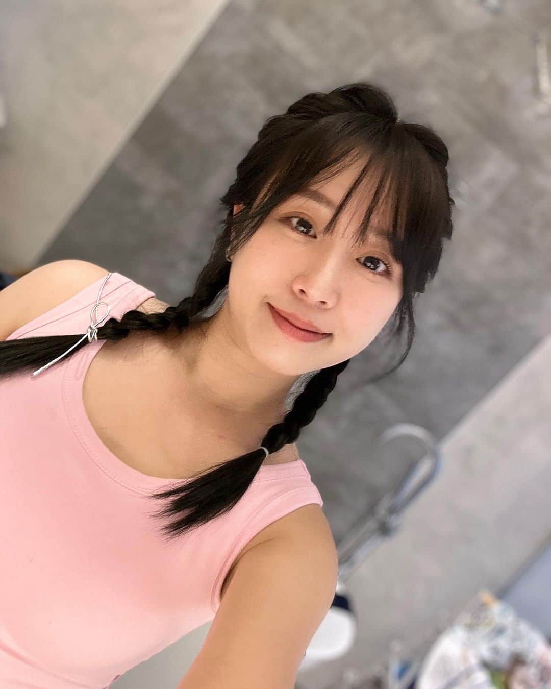 鄭茵聲のインスタグラム：「今天收工回家一系列自拍  很久沒綁的可可愛愛了❤️ 中秋節快樂🎑」