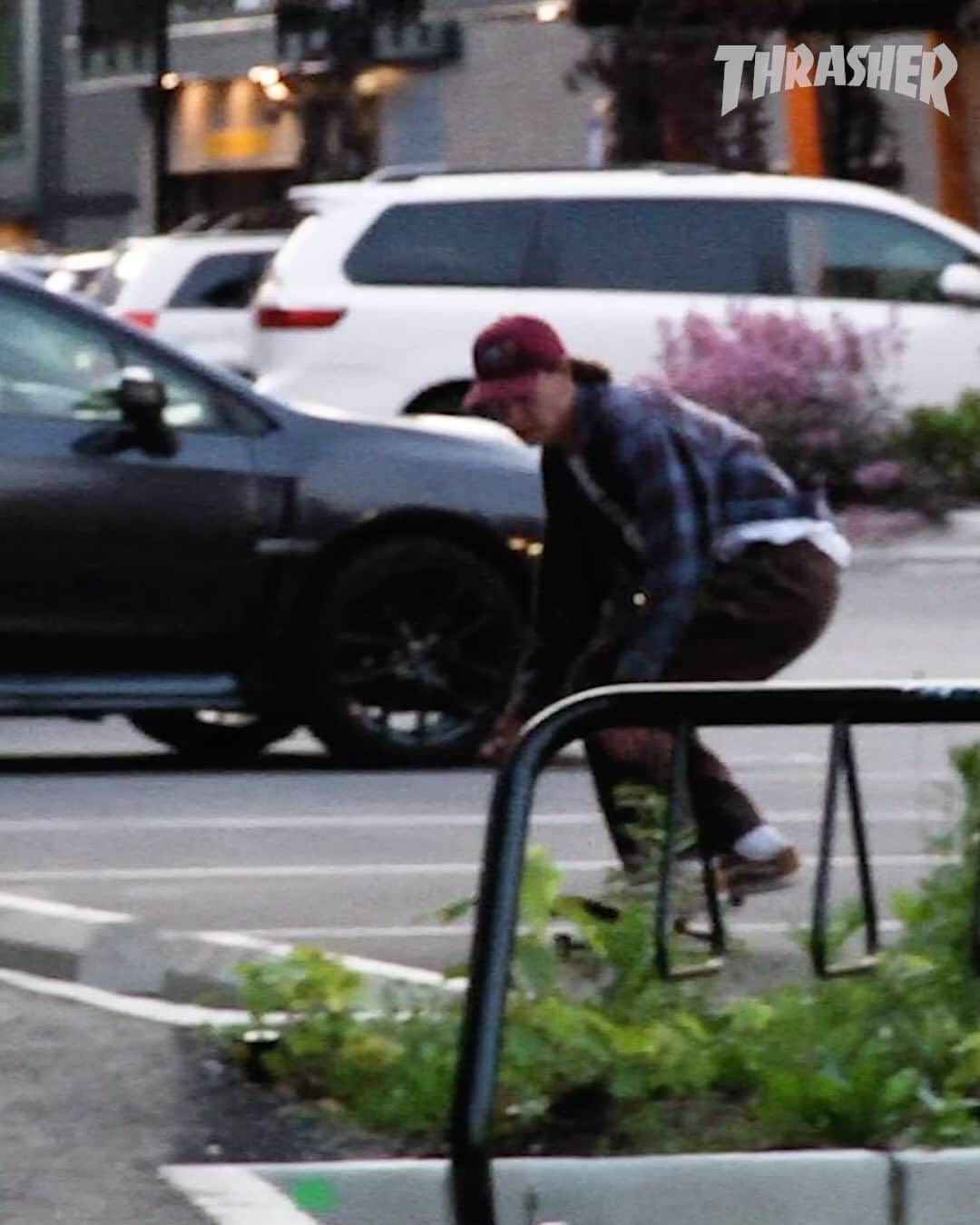 スラッシャーのインスタグラム：「✨ @dustinofficial_1 goes to work in @vansskate’s “Keepsake” video 📺 🎬 @shariwhite」