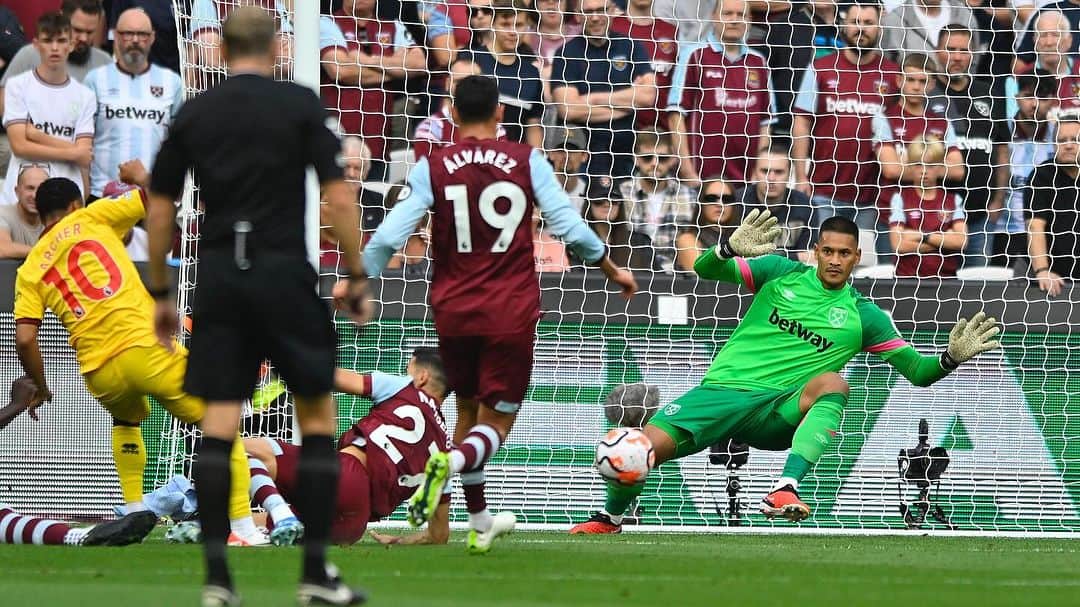 アルフォンス・アレオラのインスタグラム：「We fight together. Together we win! @westham #COYI #AA23 ⚒」