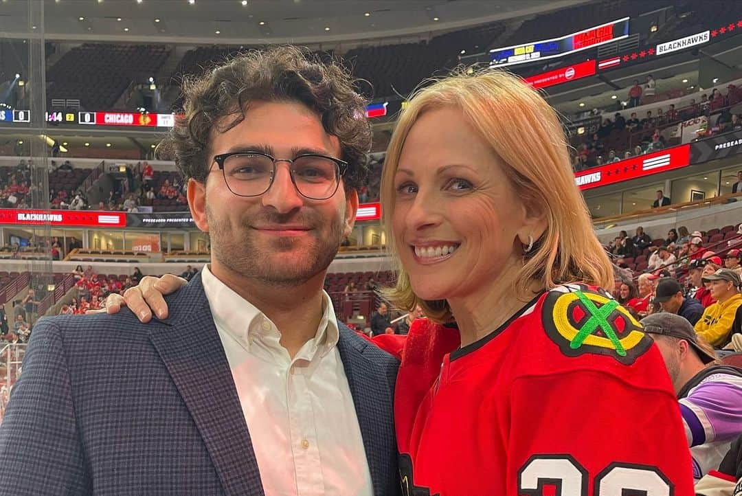 マーリー・マトリンさんのインスタグラム写真 - (マーリー・マトリンInstagram)「I had the GREATEST pleasure being on the ice @nhlblackhawks !!! I hit the puck to the best of my ability and it almost made it through. Dang it BUT the best part was being with everyone in the stadium and seeing my son there! @brandongrandalskii #chicagogirlforever #mortongrove @liztannebaum @eric_matlin @zackmatlin ❤️🖤🤍❤️🖤🤍 Special shout-out to the folks that took great care of me and my family! 🤟🏼」10月1日 2時20分 - themarleematlin