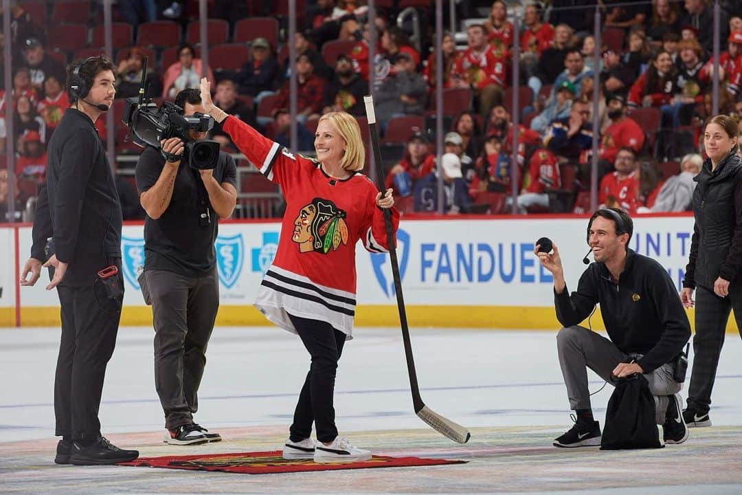 マーリー・マトリンのインスタグラム：「I had the GREATEST pleasure being on the ice @nhlblackhawks !!! I hit the puck to the best of my ability and it almost made it through. Dang it BUT the best part was being with everyone in the stadium and seeing my son there! @brandongrandalskii #chicagogirlforever #mortongrove @liztannebaum @eric_matlin @zackmatlin ❤️🖤🤍❤️🖤🤍 Special shout-out to the folks that took great care of me and my family! 🤟🏼」