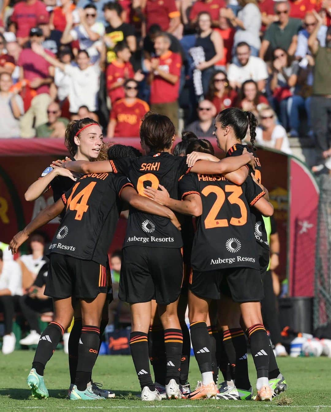 熊谷紗希さんのインスタグラム写真 - (熊谷紗希Instagram)「First ⚽️ in @asromawomen 💛❤️ ホーム開幕戦勝利👏🏻 そしてローマで初ゴールのおまけ付き😆🙌🏻 現地、そしてDAZNでもたくさんの応援本当にありがとうございます📣🙏🏻 とにかく勝ててよかった⚽️みんなに感謝❤️🙏🏻  さあここから10月は大連戦🔥👊🏻 またいい準備をしてチームの力になれるように頑張ります💪🏻 Daje Roma 💛❤️  #感謝」10月1日 2時23分 - kumagai1017