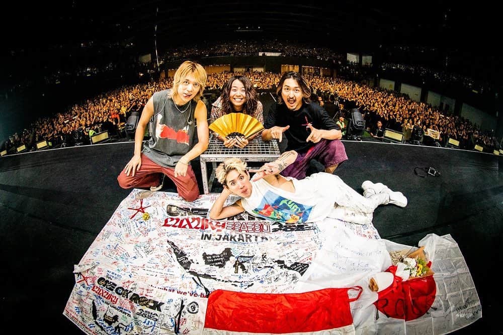 Toru のインスタグラム：「Aku merasa seperti aku akan dihancurkan oleh cintamu yang besar🔥 Terima kasih banyak kepada semua orang yang datang. Mari bertemu kembali!! #luxurydisease  #oneokrock  📸 @ruihashimoto」