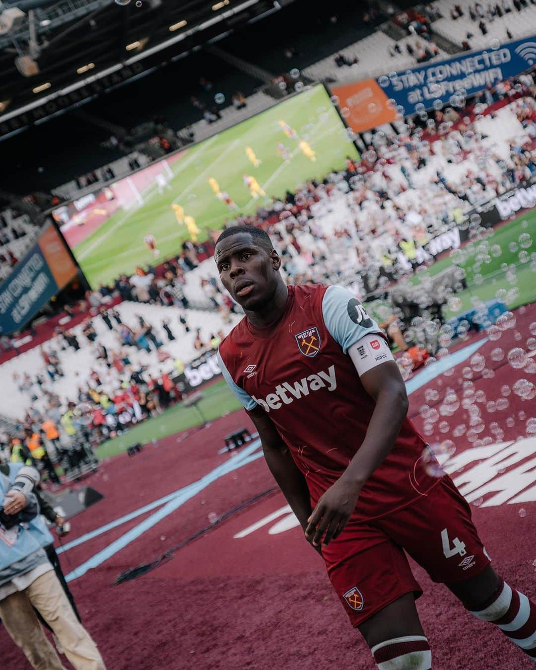 クル・ズマさんのインスタグラム写真 - (クル・ズマInstagram)「Win and clean sheet ⚒️👊🏿 #uZoumaki」10月1日 2時27分 - kurtzouma