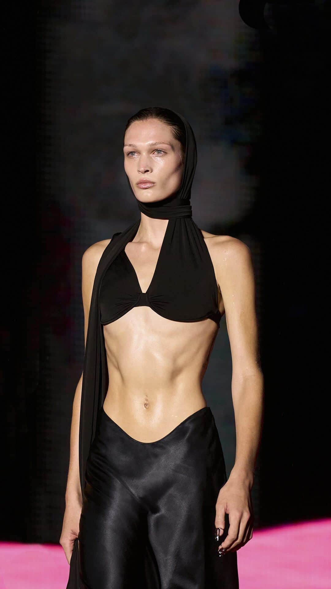 ディーゼルのインスタグラム：「Sizzle reel.   A look at the dramatic arc of the #DieselSS24 Runway Show. Creative Director @glennmartens applied his vision of freedom, self-expression, sensuality and wit to Hollywood cliches with a red carpet runway and looks that played with fake movie posters and awards show statuettes.    See all the looks from the show at the link in bio.   #ForSuccessfulLiving」