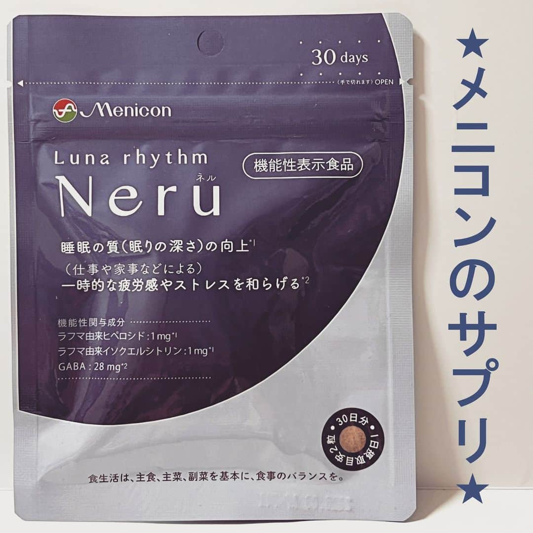 紫苑みやびのインスタグラム：「コンタクトレンズで有名なメニコンがサプリを出してるの知ってた？  「ルナリズム Ｎｅｒｕ -ネル-」というの。 睡眠の質向上と、仕事や家事による一時的なストレスを和らげるサプリなんだって。  こちら機能性表示食品で、睡眠の質の向上に役立つ「ラフマ」由来成分（ラフマ由来ヒペロシド、ラフマ由来イソクエルシトリン）とリラックス効果が期待されるGABAも含まれています。  1日2粒が摂取の目安。 1粒が小さいので飲みやすいですよ。 水やぬるま湯と共に噛まずに飲みます。口に含むとハーブっぽい香りがしました。  暑すぎて寝苦しかった夏が終わり、秋の気配を感じたらぐっすり眠りたいものですね。  #PR #メニコン #ルナリズムNeru #睡眠改善#サプリ #サプリメント #機能性表示食品 #menicon #lunarhythm #ラフマ葉エキス #ストレス緩和 #睡眠の質向上」