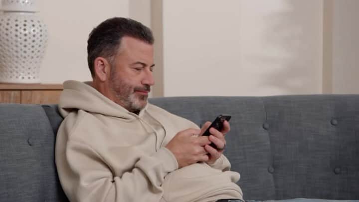 ジミー・キンメルのインスタグラム：「I’M HAPPY. @JimmyKimmelLive is BACK Monday 10/2!」