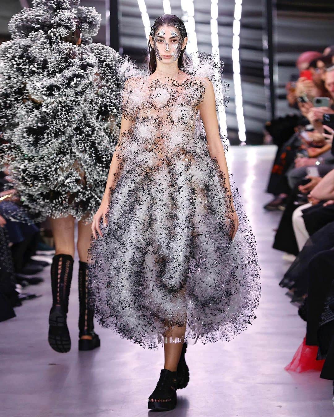 Vogue Parisさんのインスタグラム写真 - (Vogue ParisInstagram)「The most surreal and dreamlike collection of #ParisFashionWeek is hands down @NoirKeiNinomiya: Swipe left to discover his out of this world silhouettes.   #pfw #noirkeininomiya #commedesgarcons」10月1日 2時34分 - voguefrance