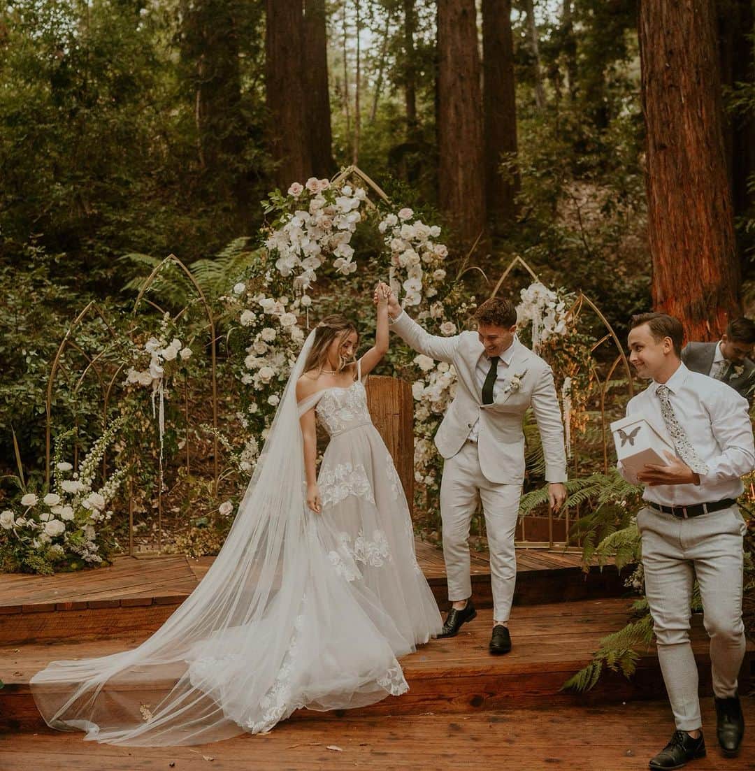 Brooklyn and Baileyのインスタグラム：「365 days of us being married❤️」