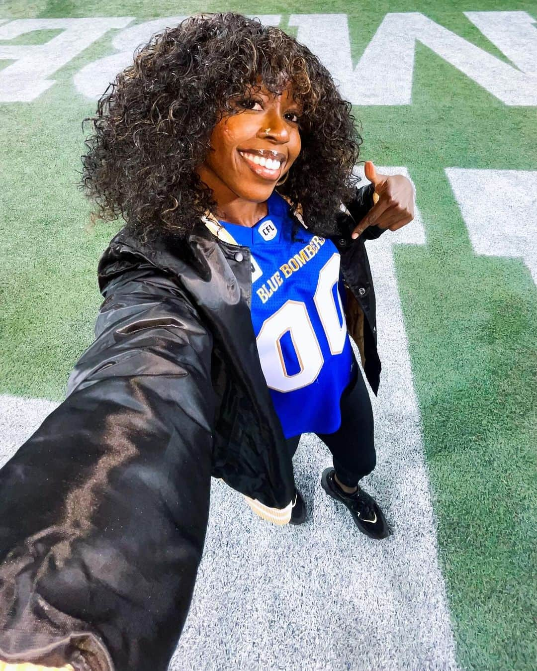 デズリー・ヘンリーさんのインスタグラム写真 - (デズリー・ヘンリーInstagram)「FINALLY got to watch A #CFL Game in-person!! 🏈🇨🇦🔥  The vibes and the crowd at the #WinnipegBlueBombers Home game was unreal!!   & As you can see… I’m forever his #1 Fan @lesmaruo44 #00 😍🥳🤍🤍🤍  #CFL #00 #ForTheW #CanadianFootball #Potd #BlueBombers 🔵」10月1日 2時51分 - desiree_lh