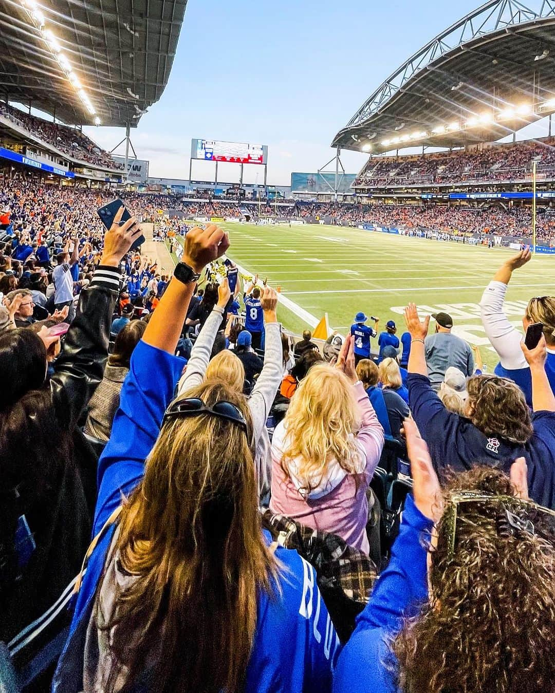 デズリー・ヘンリーさんのインスタグラム写真 - (デズリー・ヘンリーInstagram)「FINALLY got to watch A #CFL Game in-person!! 🏈🇨🇦🔥  The vibes and the crowd at the #WinnipegBlueBombers Home game was unreal!!   & As you can see… I’m forever his #1 Fan @lesmaruo44 #00 😍🥳🤍🤍🤍  #CFL #00 #ForTheW #CanadianFootball #Potd #BlueBombers 🔵」10月1日 2時51分 - desiree_lh