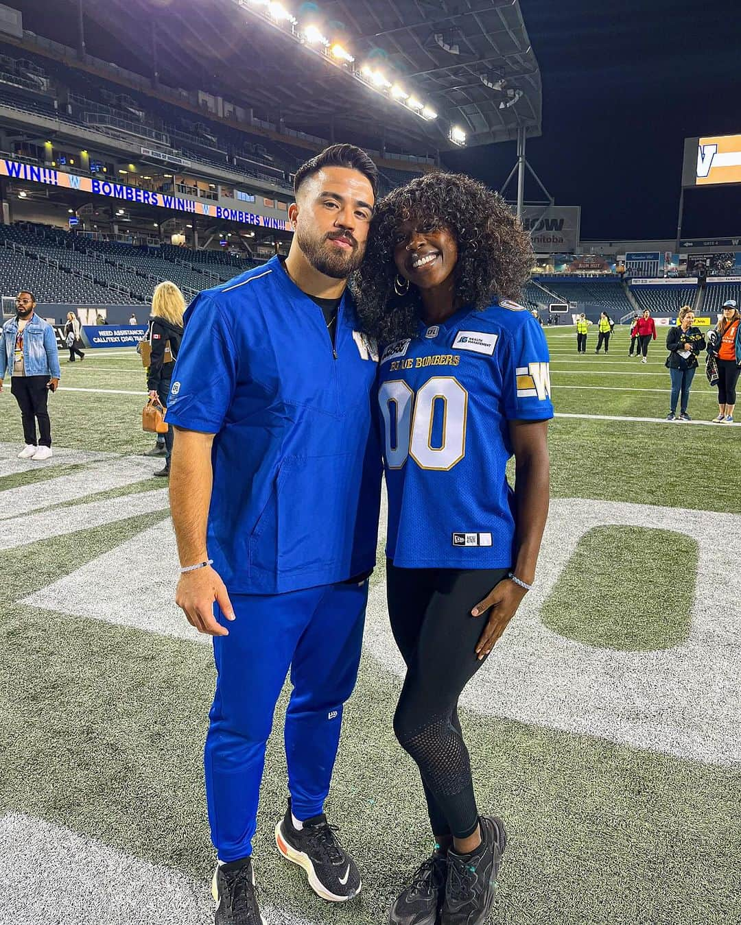 デズリー・ヘンリーさんのインスタグラム写真 - (デズリー・ヘンリーInstagram)「FINALLY got to watch A #CFL Game in-person!! 🏈🇨🇦🔥  The vibes and the crowd at the #WinnipegBlueBombers Home game was unreal!!   & As you can see… I’m forever his #1 Fan @lesmaruo44 #00 😍🥳🤍🤍🤍  #CFL #00 #ForTheW #CanadianFootball #Potd #BlueBombers 🔵」10月1日 2時51分 - desiree_lh