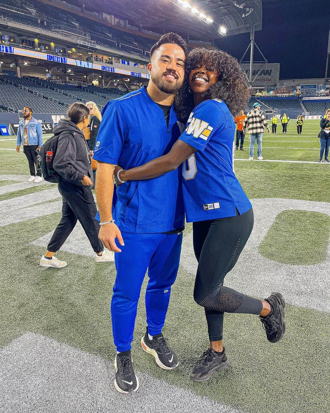 デズリー・ヘンリーさんのインスタグラム写真 - (デズリー・ヘンリーInstagram)「FINALLY got to watch A #CFL Game in-person!! 🏈🇨🇦🔥  The vibes and the crowd at the #WinnipegBlueBombers Home game was unreal!!   & As you can see… I’m forever his #1 Fan @lesmaruo44 #00 😍🥳🤍🤍🤍  #CFL #00 #ForTheW #CanadianFootball #Potd #BlueBombers 🔵」10月1日 2時51分 - desiree_lh