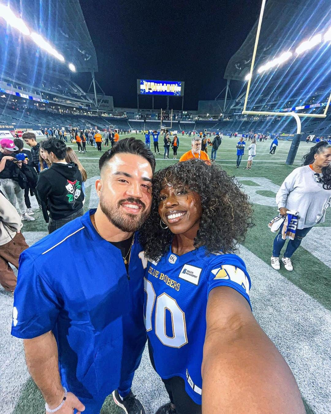 デズリー・ヘンリーさんのインスタグラム写真 - (デズリー・ヘンリーInstagram)「FINALLY got to watch A #CFL Game in-person!! 🏈🇨🇦🔥  The vibes and the crowd at the #WinnipegBlueBombers Home game was unreal!!   & As you can see… I’m forever his #1 Fan @lesmaruo44 #00 😍🥳🤍🤍🤍  #CFL #00 #ForTheW #CanadianFootball #Potd #BlueBombers 🔵」10月1日 2時51分 - desiree_lh