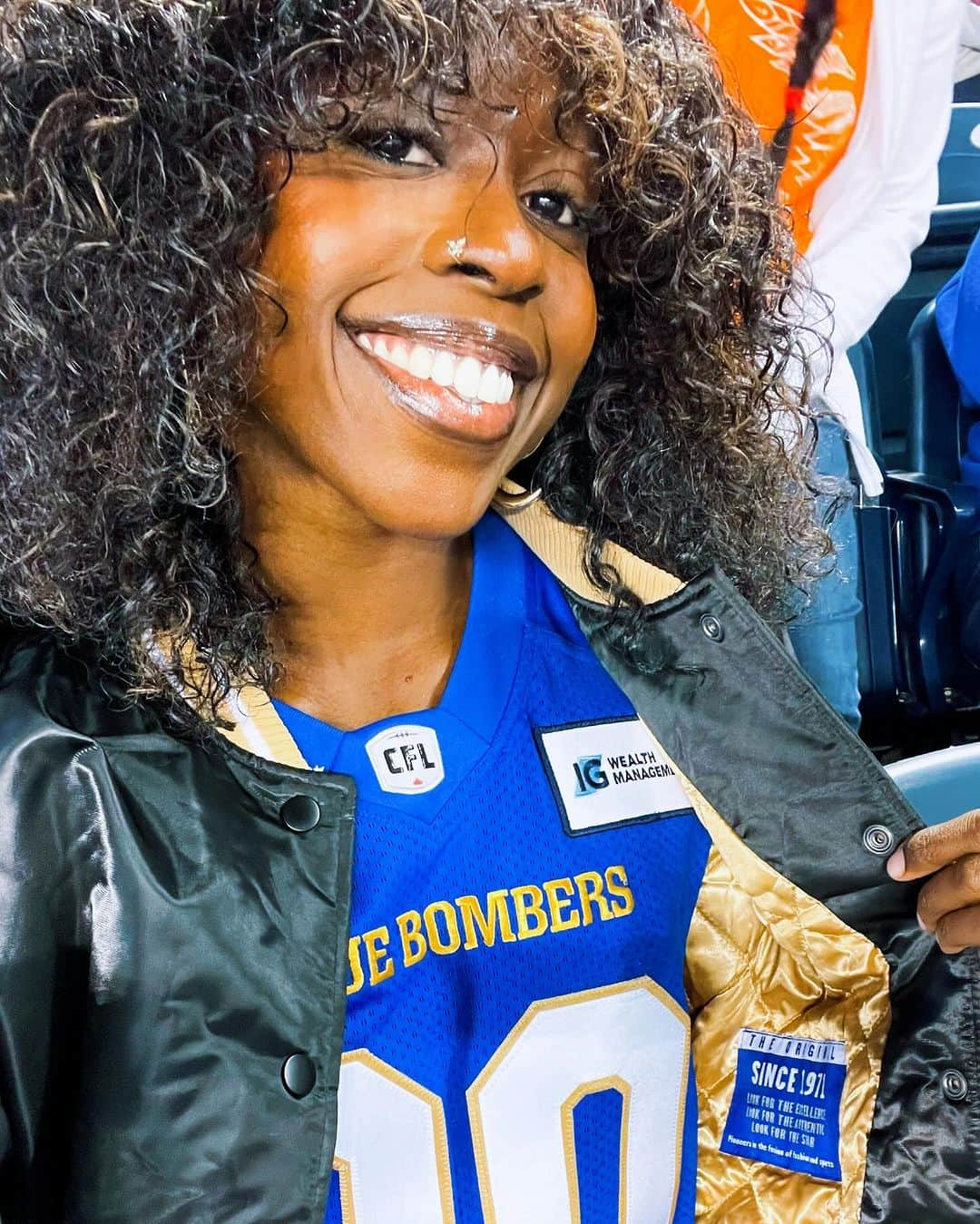 デズリー・ヘンリーさんのインスタグラム写真 - (デズリー・ヘンリーInstagram)「FINALLY got to watch A #CFL Game in-person!! 🏈🇨🇦🔥  The vibes and the crowd at the #WinnipegBlueBombers Home game was unreal!!   & As you can see… I’m forever his #1 Fan @lesmaruo44 #00 😍🥳🤍🤍🤍  #CFL #00 #ForTheW #CanadianFootball #Potd #BlueBombers 🔵」10月1日 2時51分 - desiree_lh