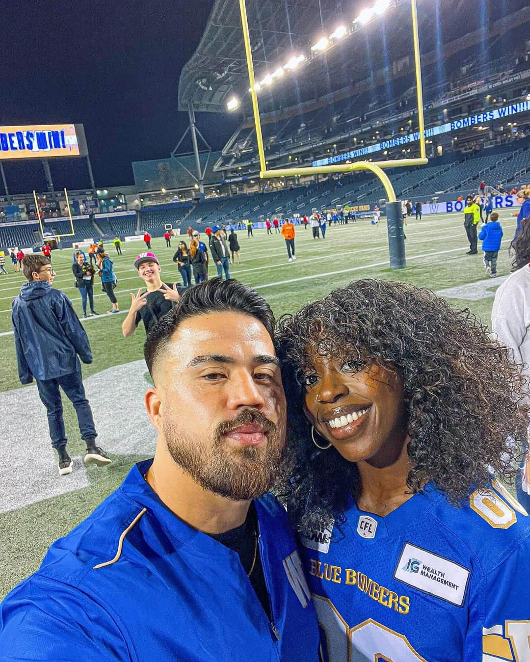 デズリー・ヘンリーさんのインスタグラム写真 - (デズリー・ヘンリーInstagram)「FINALLY got to watch A #CFL Game in-person!! 🏈🇨🇦🔥  The vibes and the crowd at the #WinnipegBlueBombers Home game was unreal!!   & As you can see… I’m forever his #1 Fan @lesmaruo44 #00 😍🥳🤍🤍🤍  #CFL #00 #ForTheW #CanadianFootball #Potd #BlueBombers 🔵」10月1日 2時51分 - desiree_lh