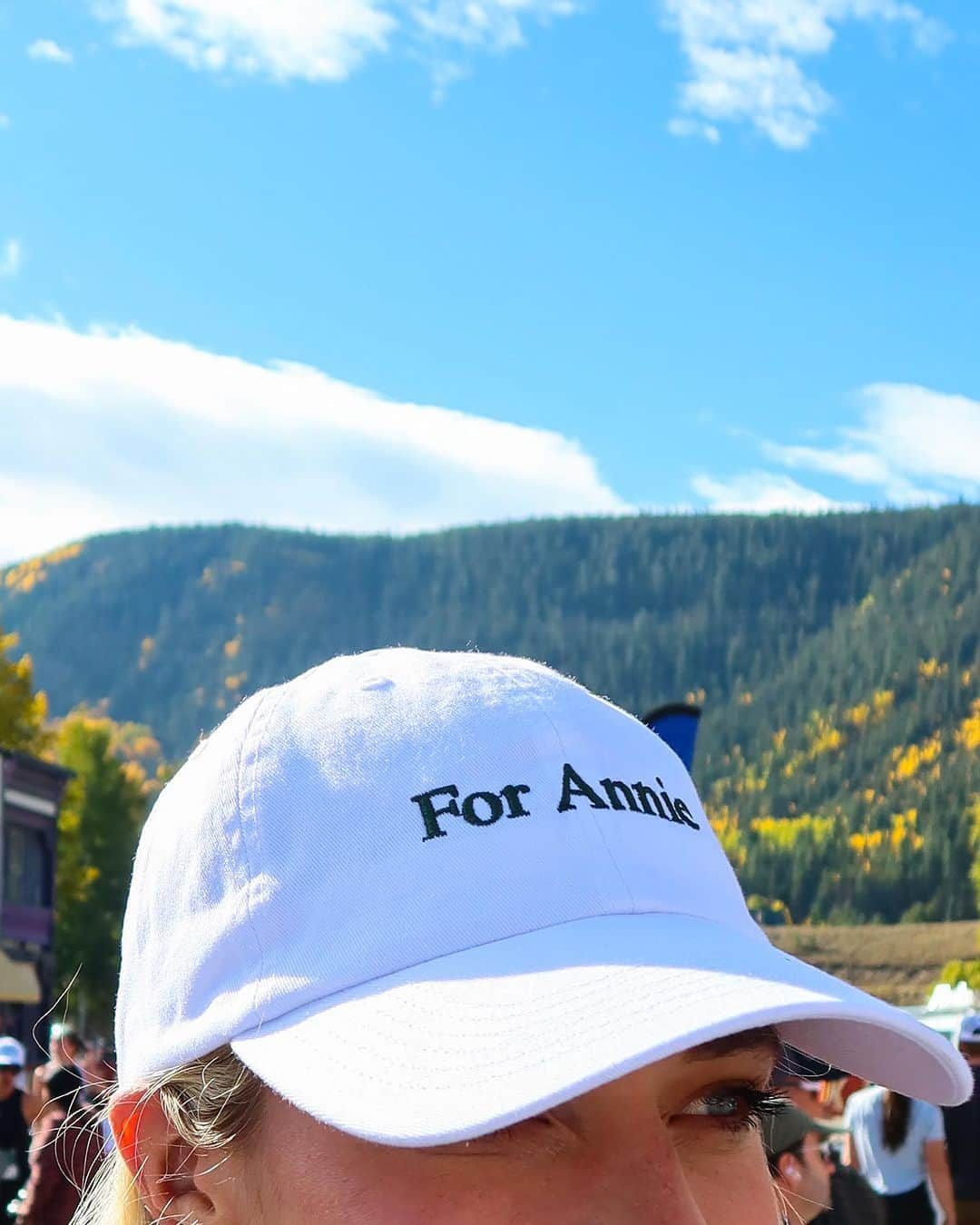 エマ・コバーンさんのインスタグラム写真 - (エマ・コバーンInstagram)「@elkrun5k 2023 was a success! Thank you to everyone who traveled to Crested Butte to race, our amazing volunteers and sponsors, and @living_journeys 💙It’s time to party!」10月1日 2時53分 - emmacoburn