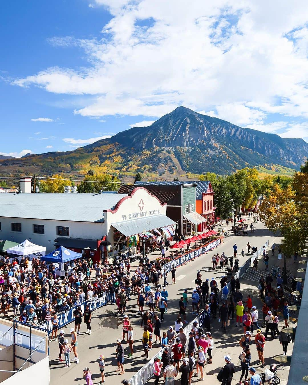 エマ・コバーンさんのインスタグラム写真 - (エマ・コバーンInstagram)「@elkrun5k 2023 was a success! Thank you to everyone who traveled to Crested Butte to race, our amazing volunteers and sponsors, and @living_journeys 💙It’s time to party!」10月1日 2時53分 - emmacoburn