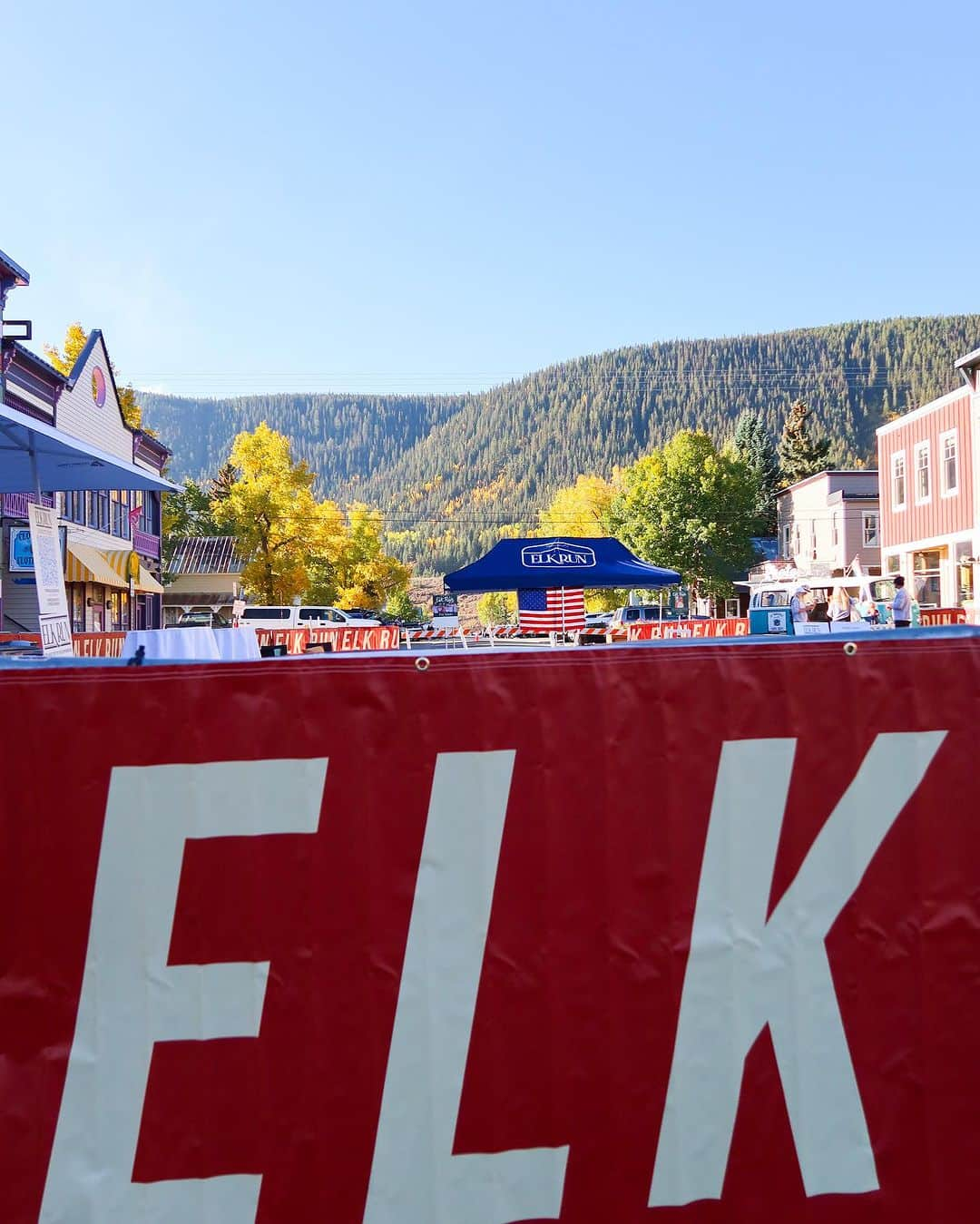 エマ・コバーンさんのインスタグラム写真 - (エマ・コバーンInstagram)「@elkrun5k 2023 was a success! Thank you to everyone who traveled to Crested Butte to race, our amazing volunteers and sponsors, and @living_journeys 💙It’s time to party!」10月1日 2時53分 - emmacoburn