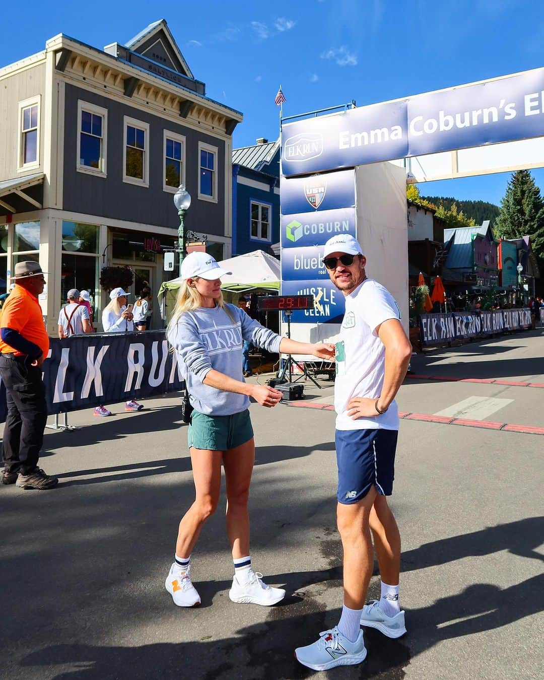 エマ・コバーンさんのインスタグラム写真 - (エマ・コバーンInstagram)「@elkrun5k 2023 was a success! Thank you to everyone who traveled to Crested Butte to race, our amazing volunteers and sponsors, and @living_journeys 💙It’s time to party!」10月1日 2時53分 - emmacoburn