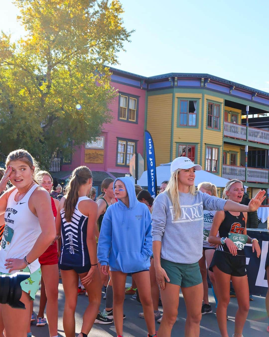 エマ・コバーンさんのインスタグラム写真 - (エマ・コバーンInstagram)「@elkrun5k 2023 was a success! Thank you to everyone who traveled to Crested Butte to race, our amazing volunteers and sponsors, and @living_journeys 💙It’s time to party!」10月1日 2時53分 - emmacoburn