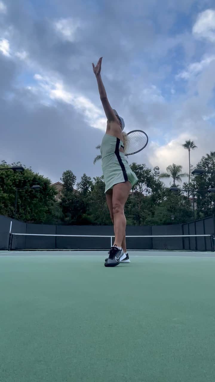 リンゼイ・ジャコベリスのインスタグラム：「Warm up time...Working on my movement and still pretty new at this so, please give me any pointer 😘」