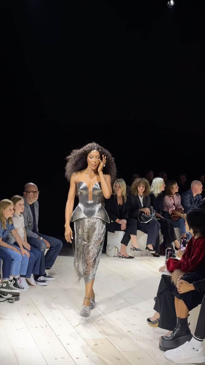 Dazed Magazineのインスタグラム：「@naomi closing Sarah Burton’s last show for @alexandermcqueen 💘  Stay tuned to #DazedFashionTV for all your fashion week updates 📺✨  📹 @kaci0n  #DazedFashion #AlexanderMcQueen #SS24 #SarahBurton #PFW #FashionWeek」