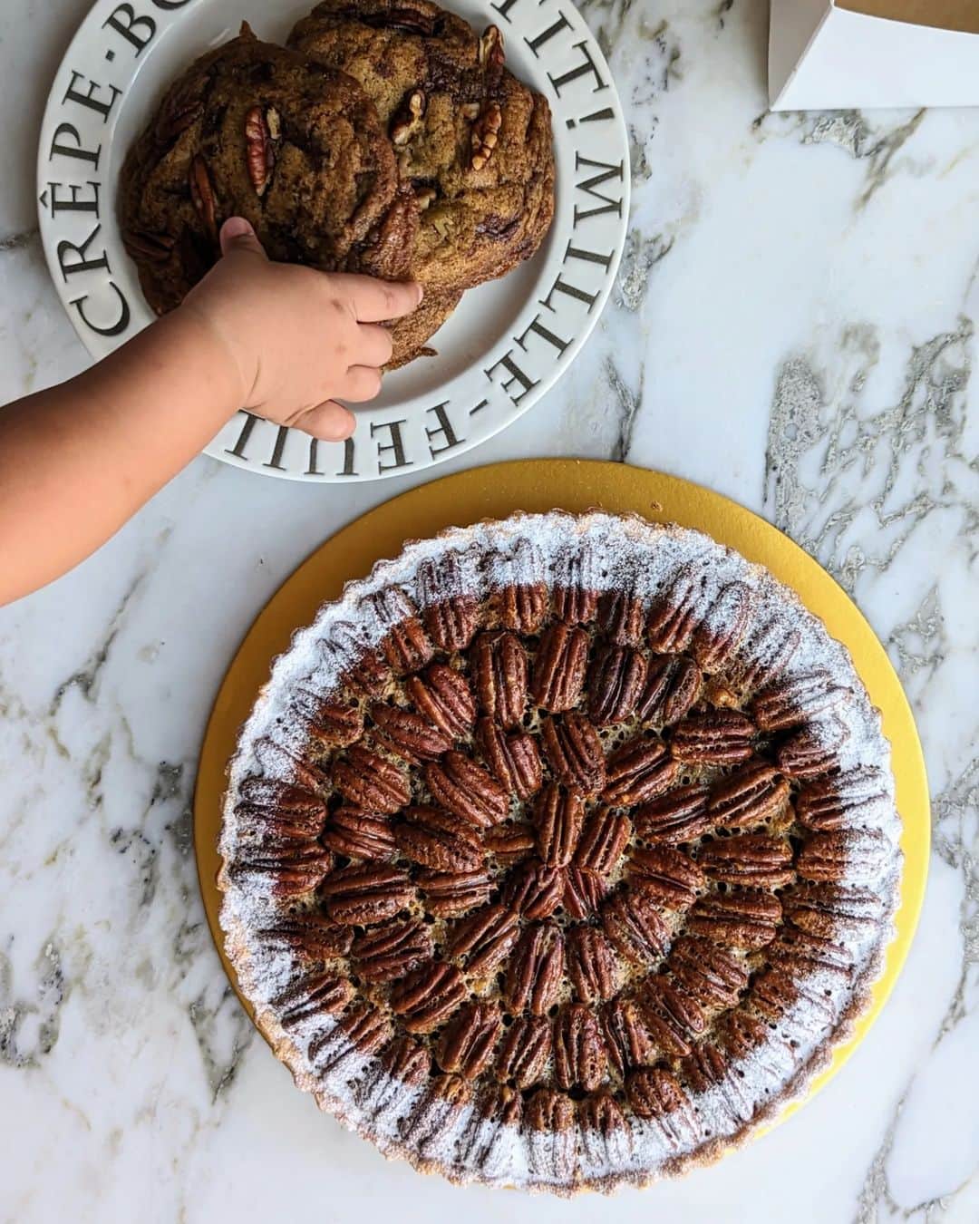 のインスタグラム：「finally got my hands to @sae__takagi bakes and they are quite sweet 😅 But all is not lost cos the pie crust is perfectly crusty, savoury while the pecans filling are fresh and crunchy. The cookies are very much like an old school american style chewy chocolate chip cookie that's sinfully rich. But this means I can spread out my indulgence by savouring a few bites each day...after all, they do keep very well.   #sgbakes #cookies #pecanpie」