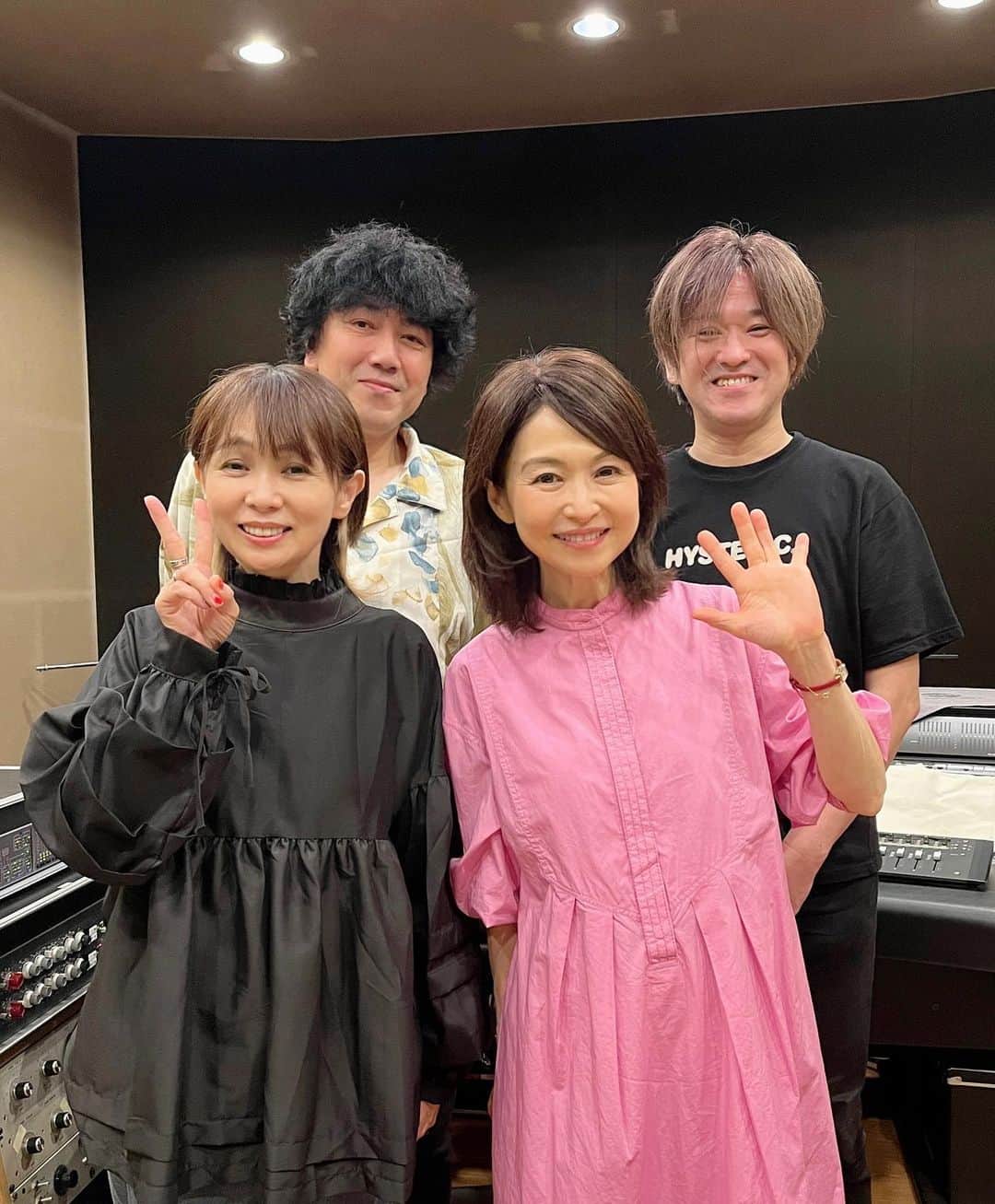 辛島美登里のインスタグラム：「９月中旬からアレンジャーの十川ともじさん、エンジニアの小寺秀樹さんと共にレコーディングに入っていますが、昨日は#永井真理子 さんに登場いただきました😆ほんとに時の隔たりのない、キュートな真理ちゃんが現れた途端、スタジオがパァ〜っと明るく🌷✨ 私たちも10歳くらい若返った気分（個人の感想です😅） この日は懐かしい方との再会もあり、話は尽きず、やや興奮気味の長時間、丁寧に取り組んでくださり本当に有難うございました！皆様お疲れさまでした〜。長いことやってるといただける素敵な贈り物に感謝です🥰」