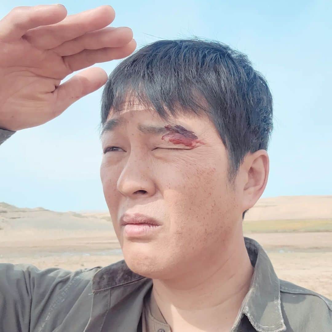 パク・クァンヒョンのインスタグラム：「끝이 보인다... 아주 희미하게... #박광현 #몽골 #남으로가는길」